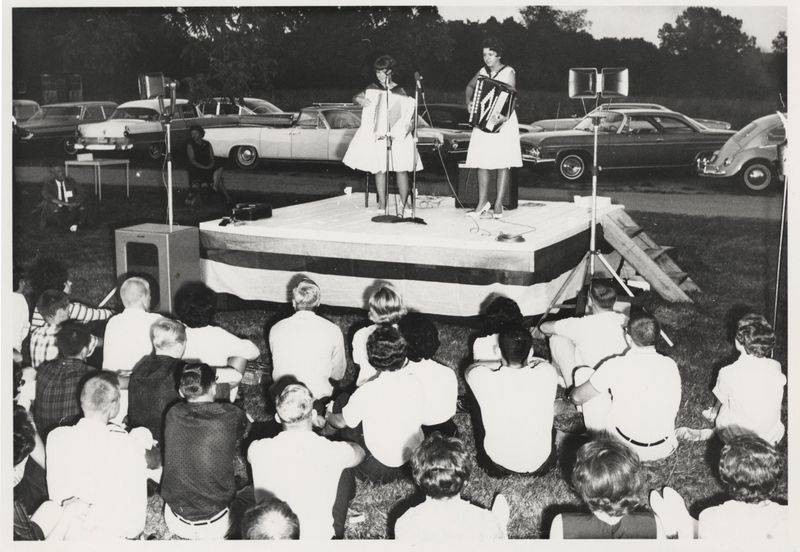 Hootenanny held for incoming students